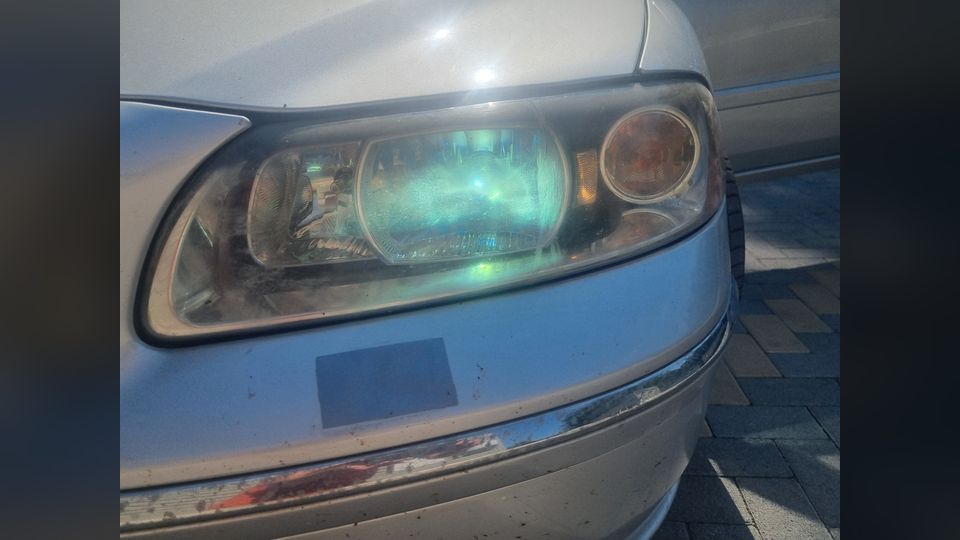 Volvo fényszóró javítás előtt — matt, sárgult búra