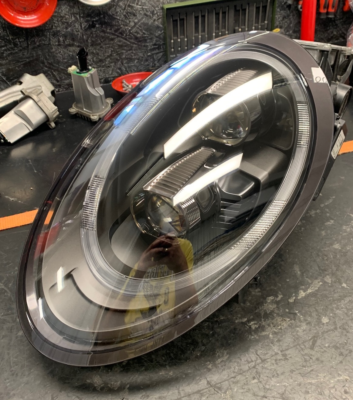 Porsche 991 LED fényszóró búra csere előtt és után — utána