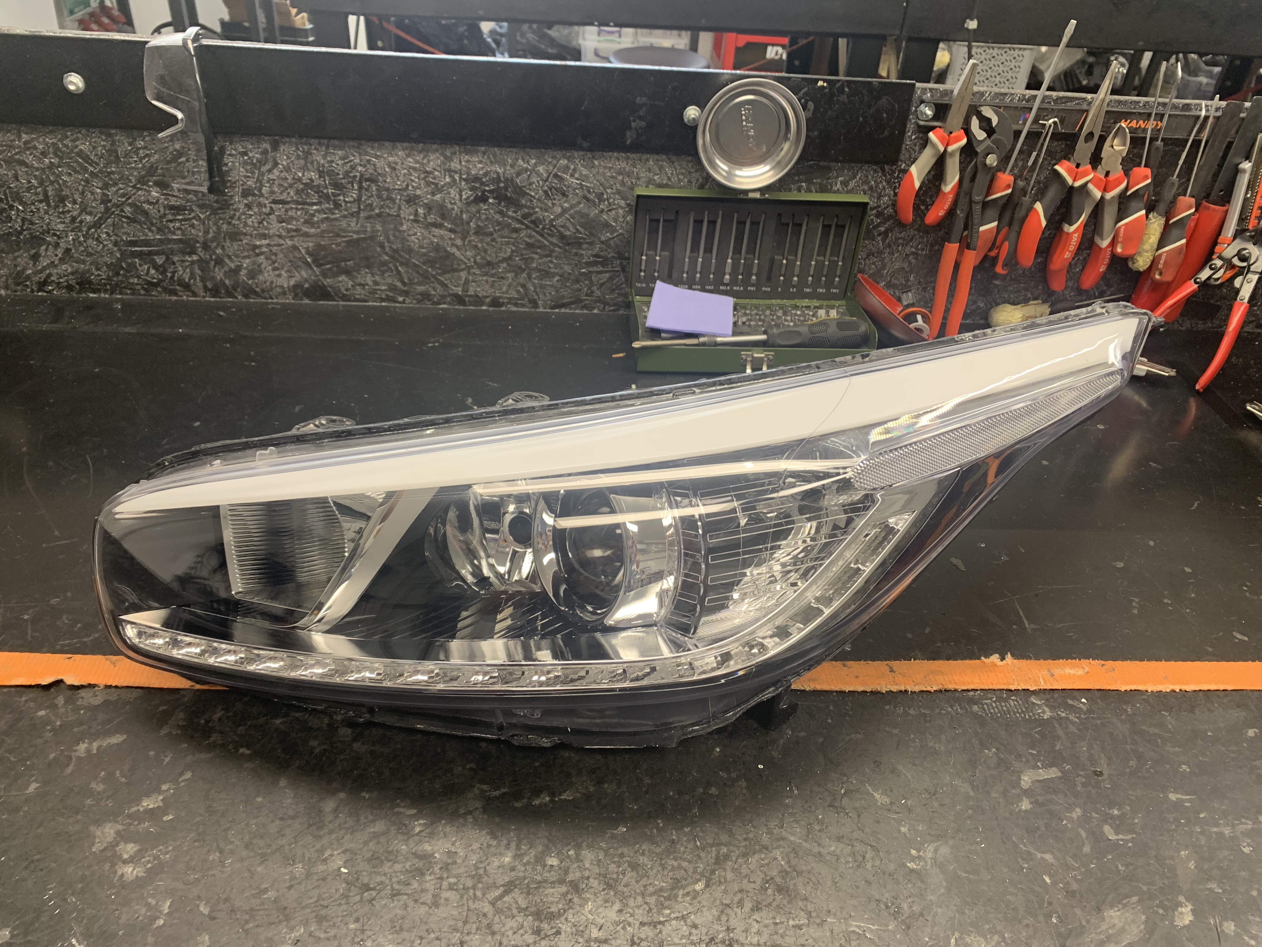 Kia Ceed fényszóró komplett fényszóró felújítás — utána