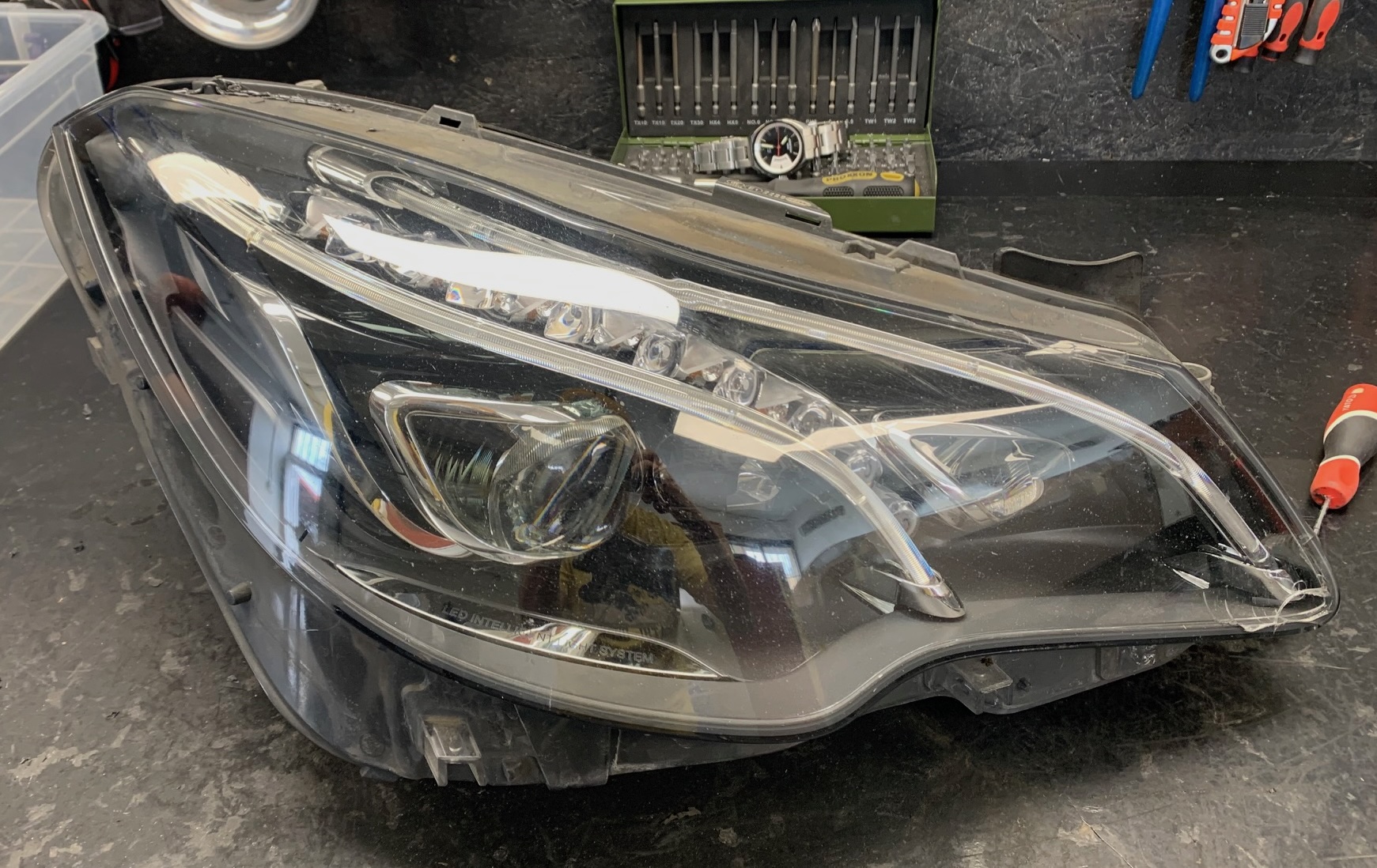 Mercedes W207 Facelift fényszóró búra csere — előtte