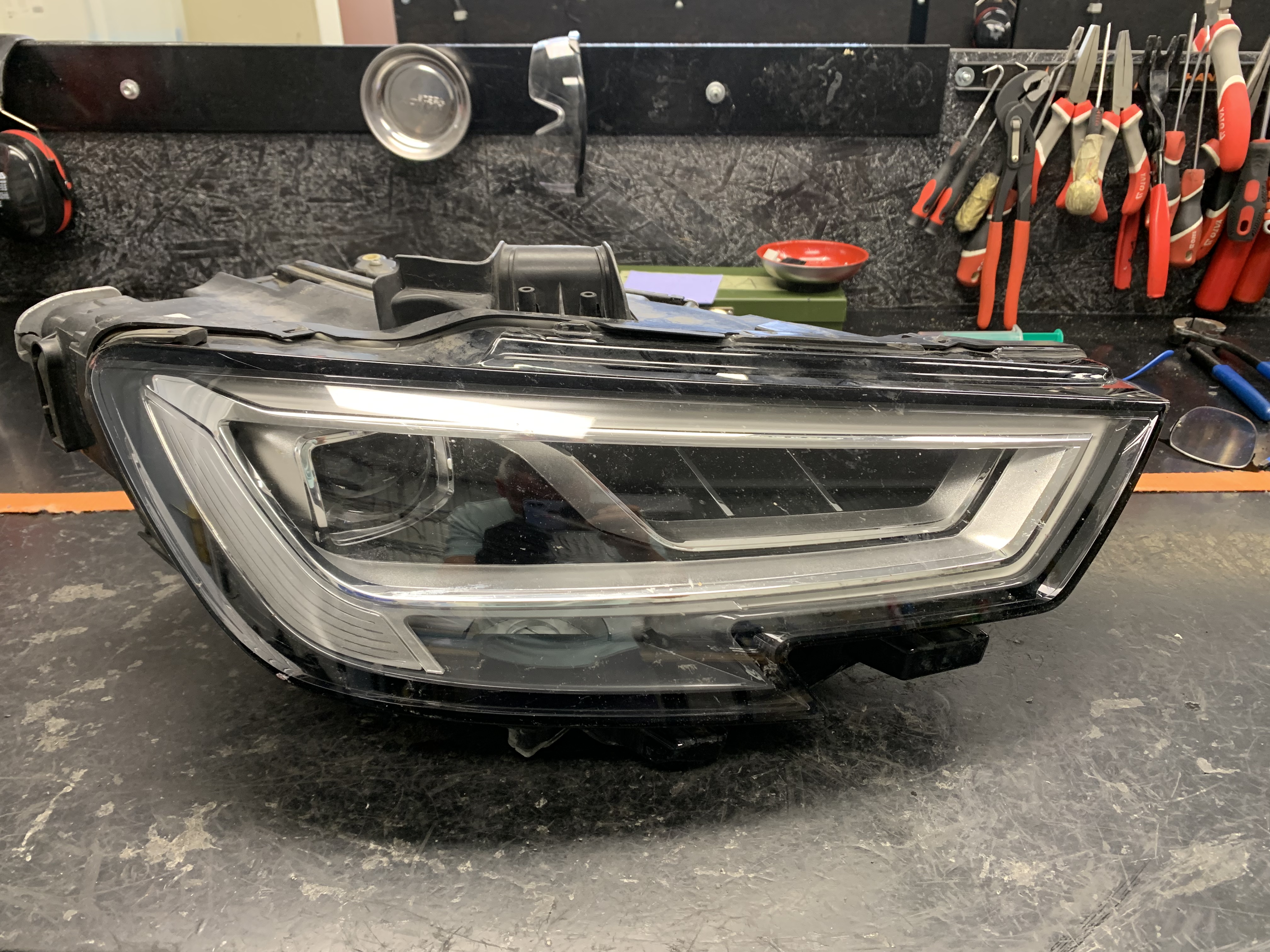 Audi A3 8V - LED fényszóró javítás — előtte