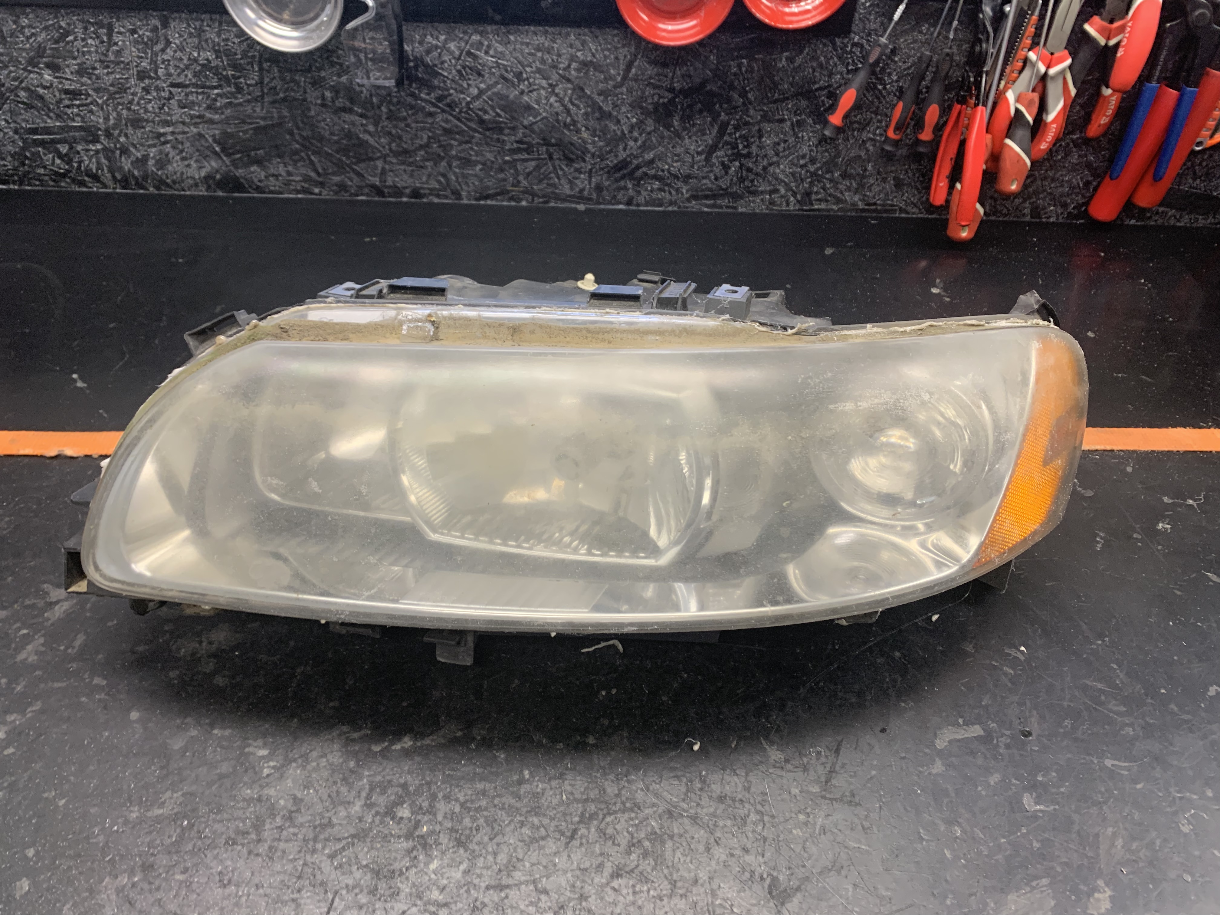Volvo V70 xenon fényszóró javítás — előtte