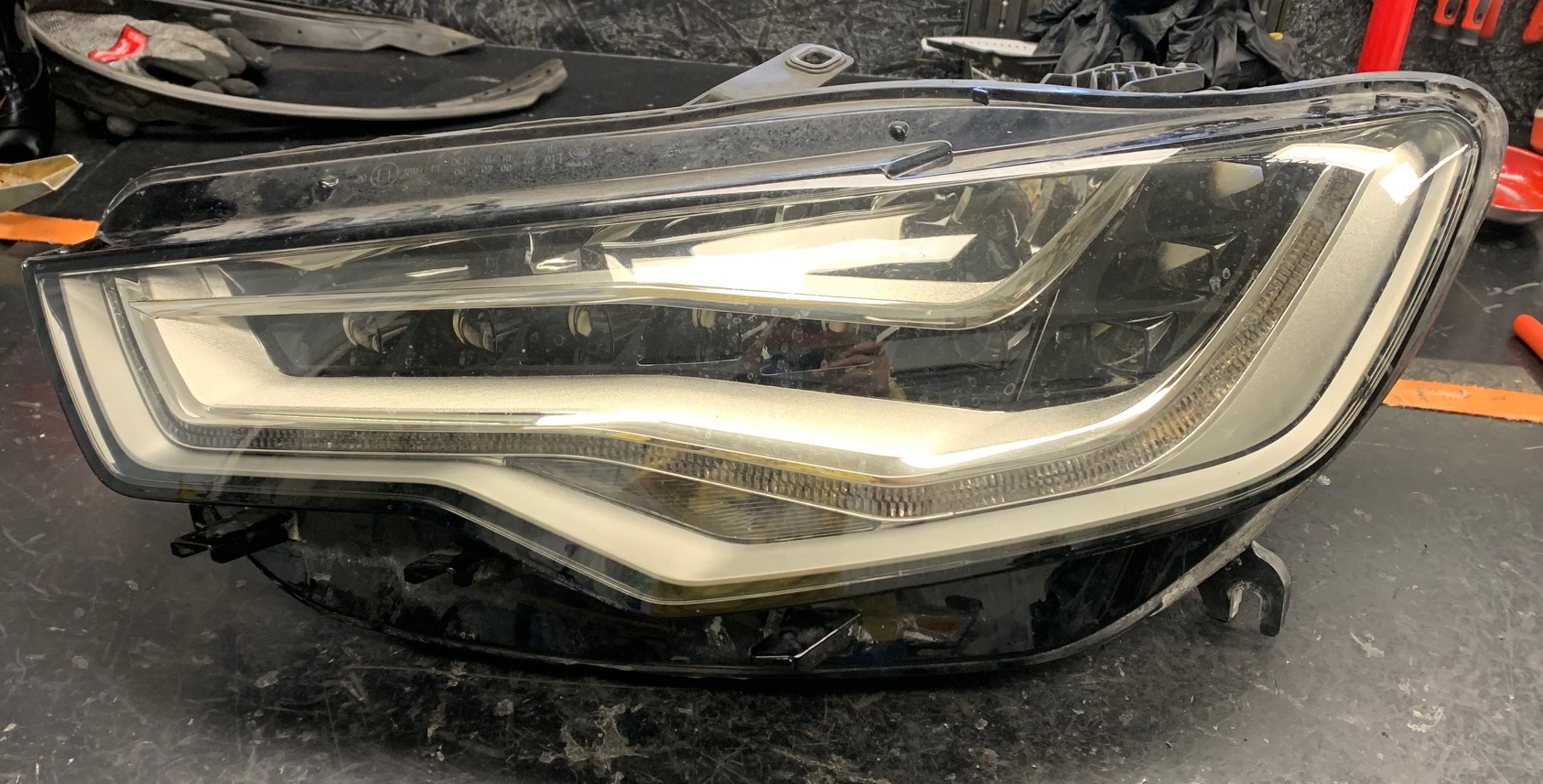 Audi A6 C7 LED fényszóró búra csere — előtte
